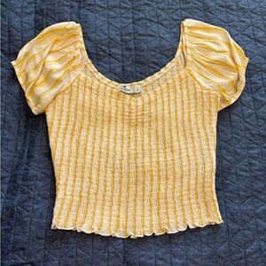 Super cute scrunchy top!
